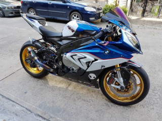 BMW S1000RR đầy kiêu sa cùng dàn option thương hiệu đẳng cấp