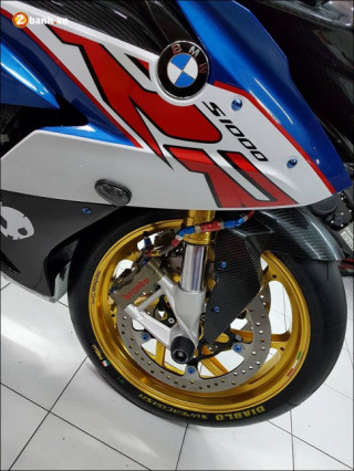 BMW S1000RR độ sang chảnh bên phụ kiện xa xỉ