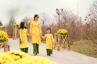 Bức tranh Tết qua tà áo dài tại Lễ hội hoa đào lớn nhất Việt Nam