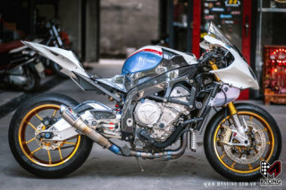 Cá mập BMW S1000RR thoát y lực lưỡng dưới gầm Garage