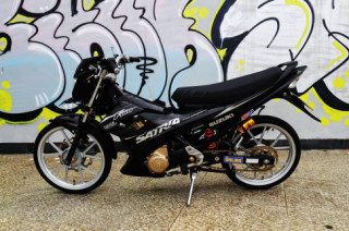 Satria 150 đen bạc nỗi bật với khối đồ chơi làm bật ngửa người nhìn