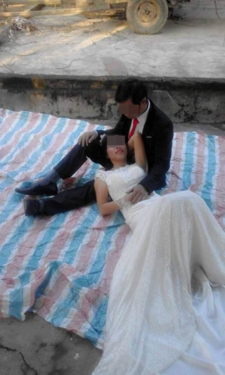 Trải bạt chụp ảnh cưới, đôi vợ chồng được dân mạng “cứu nguy” bằng photoshop