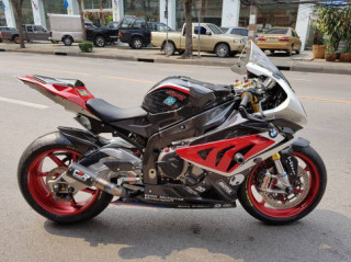 BMW S1000RR - Cá mập gợi cảm qua dàn chân ‘móng đỏ’