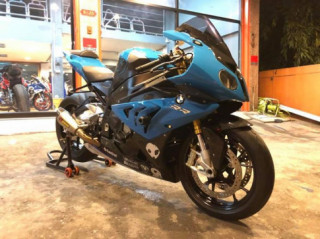 BMW S1000RR ‘Cá mập’ lạnh lùng trong màn đêm u tối