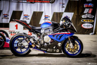 BMW S1000RR ‘Ông hoàng đường phố’ thoát xác không tưởng