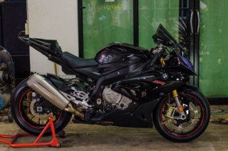 BMW S1000RR thoát xác đầy nghệ thuật qua hình phong full black