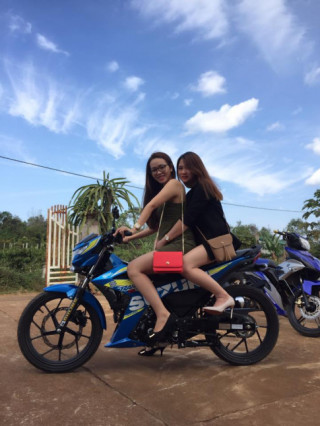 Bộ ảnh 2 cô gái chèn ép chiếc Raider 150 Fi