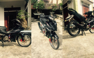 Exciter 135 độ kiểng khoe dáng giữa sân vườn chiều nắng