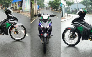 Exciter 135 độ nhẹ nhàng khoe dáng bên vệ đường Sài Gòn chiều mưa