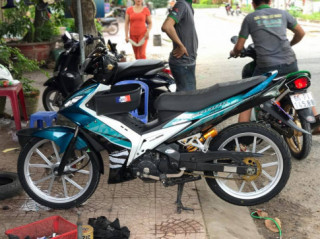 Exciter 135cc 4 số cứng cáp với nhiều đồ chơi khoe dáng giữa phố