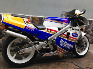 Honda NSR250 HRC đẹp ấn tượng bên góc tường cũ