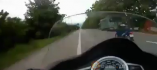 [Clip] PCX chạy ngoài 120km/h vẫn bị Wave qua mặt