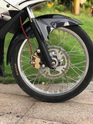 Exciter 135 độ cứng cáp với phong cách đơn giản đi cùng tem Spark cá tính
