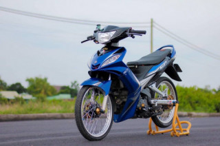 Exciter 135 độ khoe dáng giữa bải cỏ xanh lè