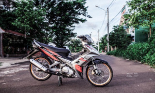 Exciter 135 độ kiểng nhẹ khoe dáng giữa bãi cỏ