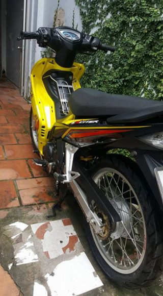 Exciter 135cc khoe dáng cùng bức tường nghệ thuật đường phố