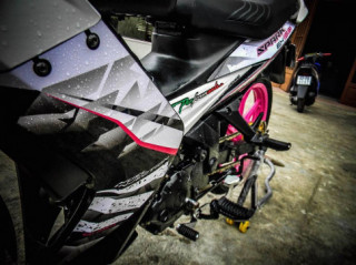 Exciter 135cc phá cách với dàn chân hồng cánh sen nữ tính