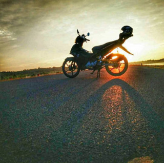 Exciter 135cc phá cách với nhiều đồ chơi khoe dáng dưới cầu vồng sau mưa