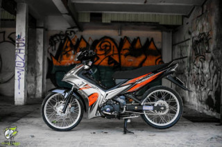 Exciter 135cc sắc cam lan tỏa trong căn nhà hoang