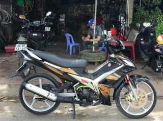 Khối vũ khí sắc bén nằm gọn gàng trên thân hình Exciter 135cc kiêu xa