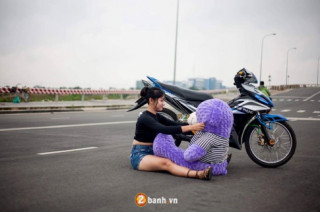 Nữ Biker tình tứ cùng gấu bông bên Exciter độ