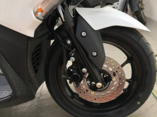 Tại sao NVX 155 bản tiêu chuẩn lại có phanh ABS?