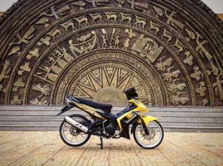 Yamaha Exciter 135cc nghiêng ngã trước trống đồng Đông Sơn