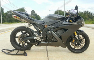 Yamaha R1 đầy cứng cáp với phiên bản Machine Grey