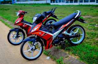 Cặp đôi Exciter 135 độ khoe dáng bên vệ đường chiều hoàng hôn