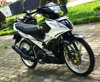 Exciter 135 độ hòa vào nền cây xanh của một góc công viên