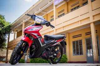 Exciter 135 độ khoe dáng trong sân trường chiều hè