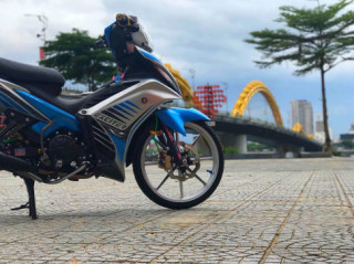 Exciter 135 độ nhẹ nhàng khoe dáng bên chân cầu Rồng