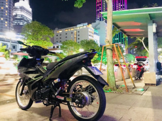 Exciter 150 độ lạnh lùng khoe dáng giữa phố đi bộ