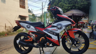 Exciter 150 độ tự tin khoe cá tính giữa phố đông người