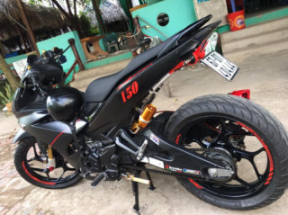 Exciter 150cc tạo dáng bốc lửa bên khối đồ chơi