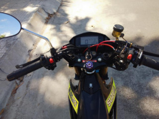 Satria 150 độ cơ bắp với dàn chân Upside down mà bao tay chơi xe ao ước