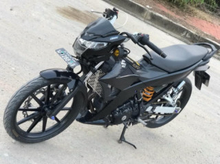 Satria 150 độ đẹp hú hồn đến từ câu lạc bộ Anh Da Đen