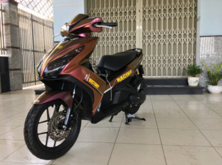 Air blade 125 lạ mắt với tông màu vàng hồng thay đổi theo góc nhìn