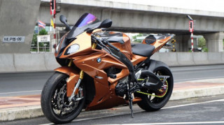 BMW S1000RR bản độ khác biệt với màu đỏ cánh cam