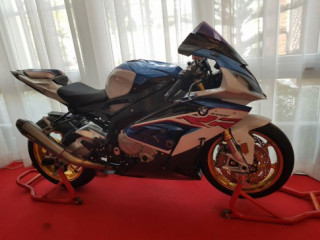 BMW S1000RR chân dung ‘Cá mập’ thu mình trong góc phòng