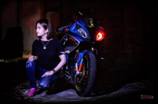 BMW S1000RR độ khoe dáng bên mẫu ảnh Thái Lan