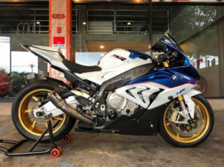 BMW S1000RR lộng lẫy với dàn phụ kiện đắt tiền