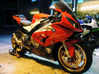 BMW S1000RR Superbike rực rỡ dưới ánh đèn đường phố