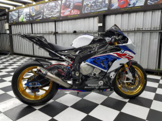 BMW S1000RR vẻ đẹp bóng bẩy cùng trang bị cao cấp