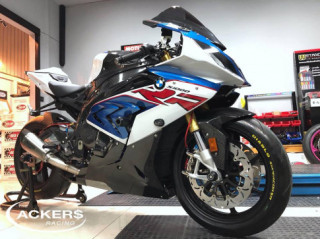 BMW S1000RR vẻ đẹp kiêu sa của cá mập trên cạn