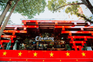 “Choáng” trước nhà hàng nhuộm đỏ rực cổ vũ đội tuyển U22 Việt Nam