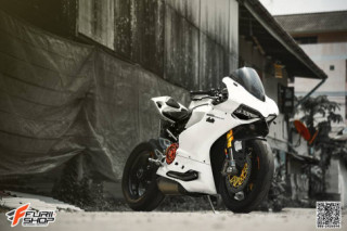 Ducati 1199 Panigale độ sexy bên bộ cánh trắng tinh khôi