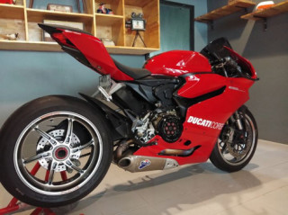 Ducati 899 Panigale nổi bật với dàn chân chói lòa
