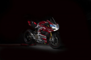 Ducati Panigale V4 S hào nhoáng với phong cách tem đấu Desmosedici GP
