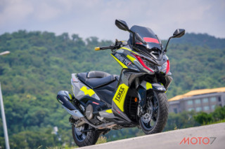 Kymco AK550 bản độ rạng ngời với phong cách tem đấu